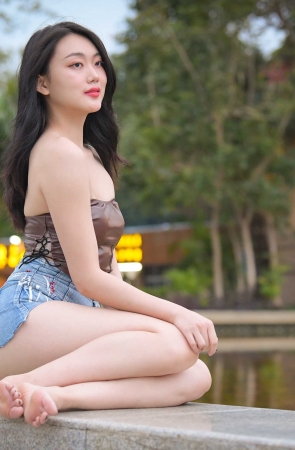 牛仔热裤美女