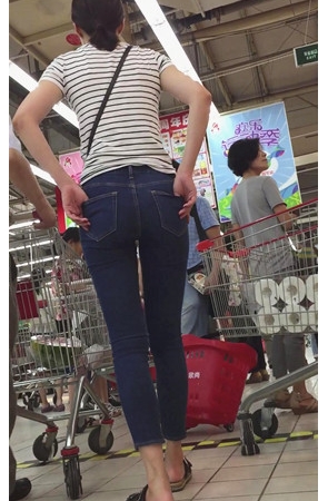 超市里的牛仔小姐姐