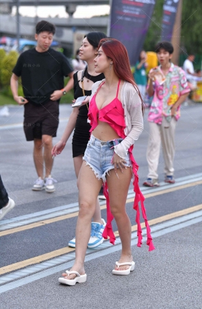 搭讪热裤，人字拖美眉，春光乍……