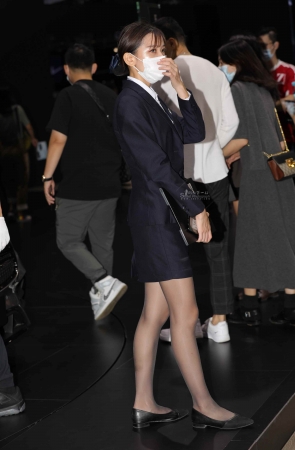 【街拍心灵】迈巴赫销 售顾问黑丝街拍制服美腿