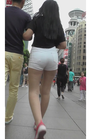 丰满白色紧身短裤美女