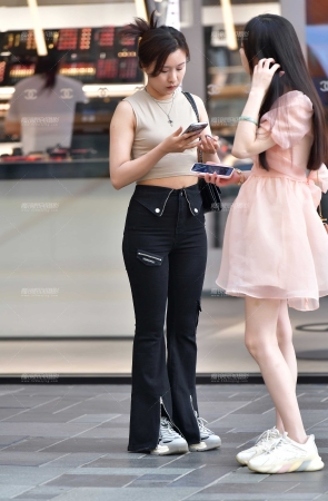 白皙黑色牛仔裤美女