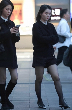 街拍黑丝高跟少妇