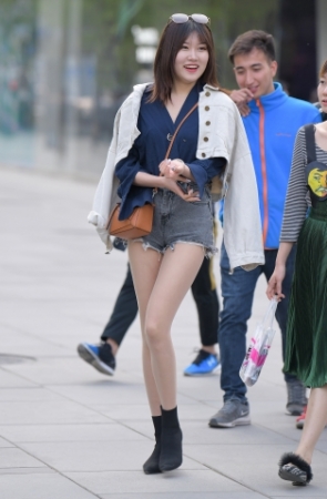 性感高挑热裤美女