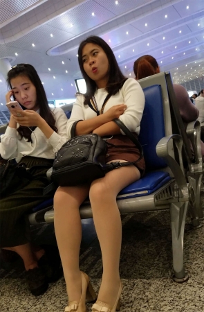 车站候车的极品女神褐色短裙肉色丝袜漏袜根