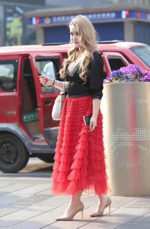 红裙街拍高跟少妇