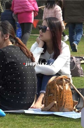 草地上的极品紧身牛仔少F [1.20 GB/MP4]