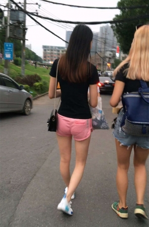 粉色短裤和牛仔短裤性感美女