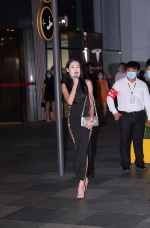 搭讪性感开衩裙小姐姐