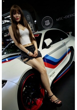 4K – 热裤长腿高跟模特 [682 MB/MP4]