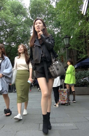 4K – 这大长腿穿上肉丝袜简直太完美了 [1.93 GB/MP4]