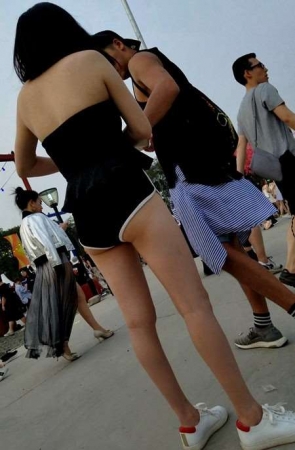 紧身短衣短裤辣妹