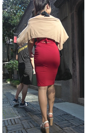 凹凸有致的红色包臀裙小姐姐
