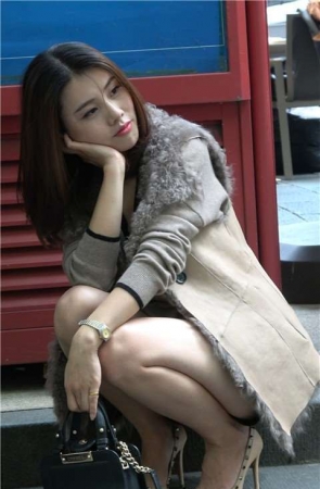 4K 性感美腿米色高跟鞋街拍美女第二季 [932 MB]