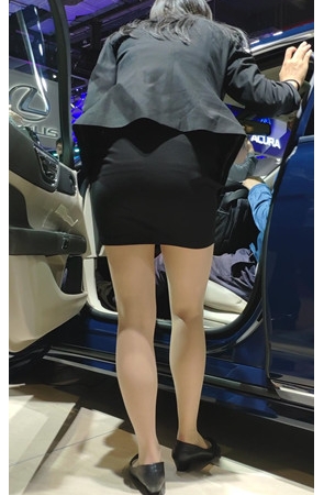 黑色包臀裙销售妹子