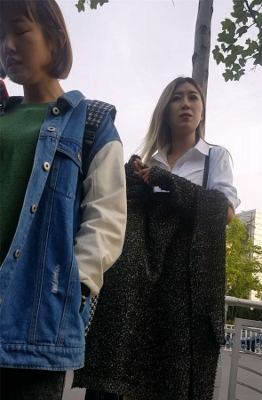 长腿牛仔裤美女