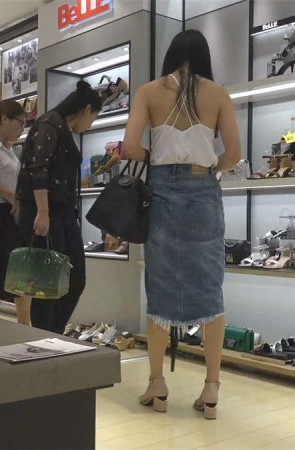 高挑少妇光脚踩地试穿新款高跟