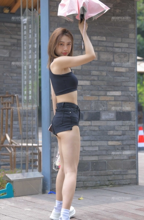 黑色牛仔热裤美女