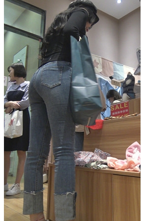 漂亮的紧身牛仔气质美女