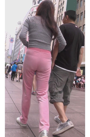 漂亮的粉色紧身裤美女