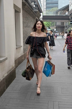 街拍骨干露肩小姐姐购物归来