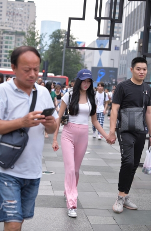 粉色休闲裤小姐姐