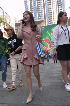 笑容美丽的粉衣高跟女神