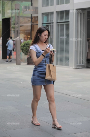 有些丰臀的女孩