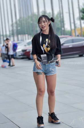 漫展的可爱甜美热牛妹纸