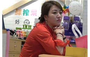 4k-红衬衫成熟性感美女街拍高跟