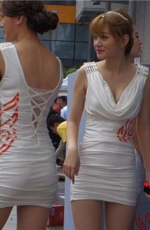 三位美腿包臀裙高跟鞋女神外面抽烟。