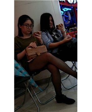 4k超清，休息区玩手机的黑丝靓妹