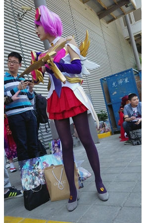 漂亮的高跟紫色SWcosplay美女