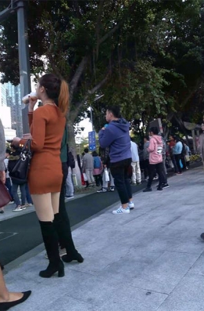 过马路的美腿少妇