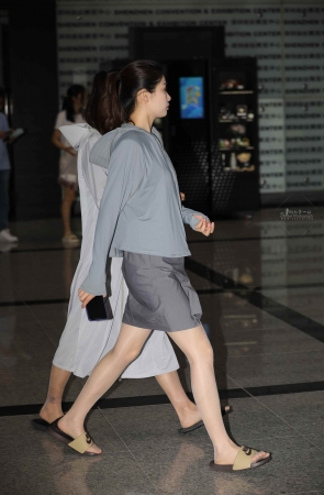 【街拍心灵】车展礼仪小姐姐累了街拍高跟换穿拖鞋肉丝哇塞