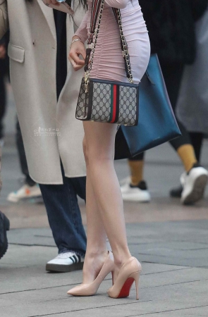 长腿街拍高跟少妇-14P