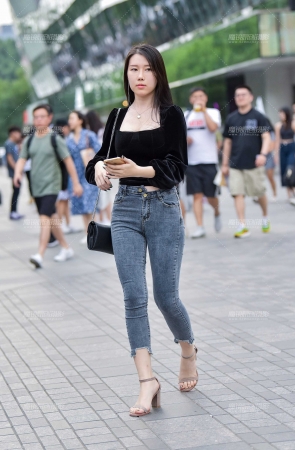 皮肤白皙的铅牛紧身裤美女