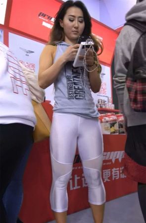 丰腴紧身弹力裤健身美女