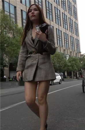4K – 身材性感长外套短裤街拍美腿高跟女 [857 MB/MP4]