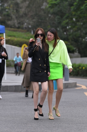 戴墨镜酷酷美女