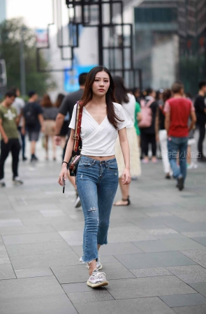 街拍紧身牛仔姑娘