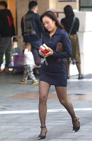 诱惑街拍黑丝高跟shaofu