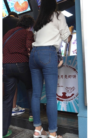 蓝色牛仔紧身裤妹子