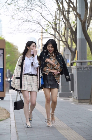 街拍美腿女神姐妹花