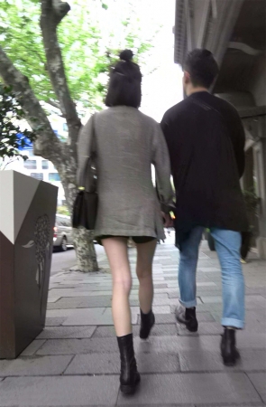 身材娇小白皙美腿气质美女