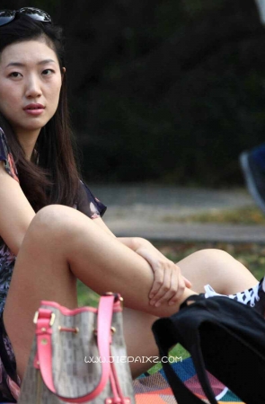 街拍性感美腿漂亮女孩