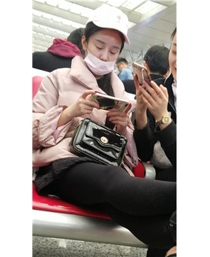 4k-高铁站候车室拍摄丝袜打底裤粉衣甜美女孩