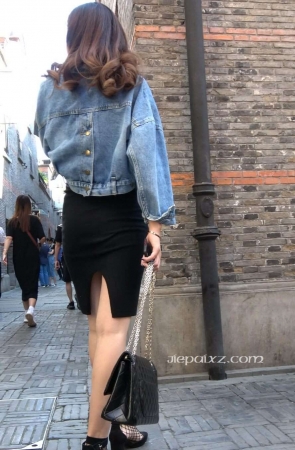 4K – 性感高跟鞋街拍牛仔外套女神级美女 [1.26 GB/MP4]