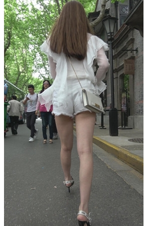 漂亮的白色热裤裸腿美女[976M/MP4]