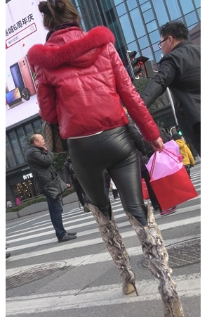 红衣蛇皮高靴紧身皮裤美女[1.62G/MP4]